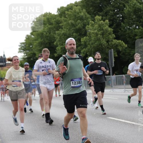 29.06.2025 - hella hamburg halbmarathon Jannik Wohlers http://msf.ph/oto/8275201 29.06.2025 10:34:23 Lombardsbrücke 1025, 2355, 3130, 3420, 4884, 5453, 6310, 6335, 6379, 6843, 7020, 7299, 7386, 7733, 8369, 8793, 9122, 9164, 9448, 9514, 10335, 10674, 11122, 11245, 11646, 12019, 12164, 12236, 12382, 12764, 13311, 13416, 13471, 13473, 14273, 14527, 15310, 15380, 15477, 15984, 16311, 16471, 17412, 18892 meine-sportfotos.de