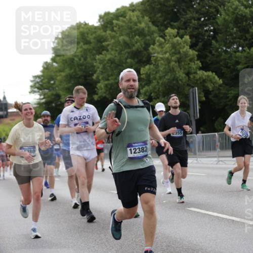 29.06.2025 - hella hamburg halbmarathon Jannik Wohlers http://msf.ph/oto/8275256 29.06.2025 10:34:23 Lombardsbrücke 1025, 2355, 3130, 3420, 4884, 5453, 6310, 6335, 6379, 6843, 7020, 7299, 7386, 7733, 8369, 8793, 9122, 9164, 9448, 9514, 10335, 10674, 11122, 11245, 11646, 12019, 12164, 12236, 12382, 12764, 13311, 13416, 13471, 13473, 14273, 14527, 15310, 15380, 15477, 15984, 16311, 16471, 17412, 18892 meine-sportfotos.de