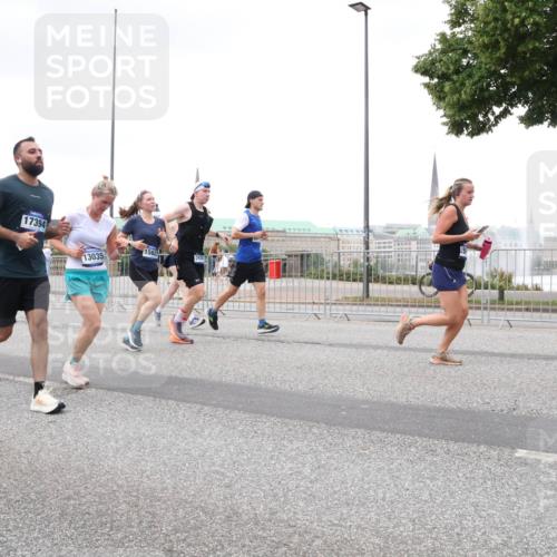 29.06.2025 - hella hamburg halbmarathon Lena Gebhardt http://msf.ph/oto/8275264 29.06.2025 10:54:38 Lombardsbrücke 1573, 17394, 15627, 13035, 1198, 1762, 1822, 1949, 2084, 2244, 2532, 2566, 2586, 2632, 3002, 3364, 3761, 3795, 3857, 4191, 4192, 4720, 4971, 5157, 5185, 5216, 5309, 5500, 5514, 5727, 5817, 5882, 5933, 5993, 6023, 6279, 6982, 6987, 7498, 7670, 7874, 7946, 7986, 8012, 8186, 8801, 8803, 8867, 9130, 9521, 10207, 10331, 10471, 11033, 11226, 11287, 11354, 11567, 11569, 11785, 12240, 12268, 12270, 12930, 13272, 13283, 13944, 13945 meine-sportfotos.de