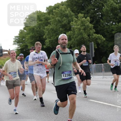 29.06.2025 - hella hamburg halbmarathon Jannik Wohlers http://msf.ph/oto/8275311 29.06.2025 10:34:23 Lombardsbrücke 1025, 2355, 3130, 3420, 4884, 5453, 6310, 6335, 6379, 6843, 7020, 7299, 7386, 7733, 8369, 8793, 9122, 9164, 9448, 9514, 10335, 10674, 11122, 11245, 11646, 12019, 12164, 12236, 12382, 12764, 13311, 13416, 13471, 13473, 14273, 14527, 15310, 15380, 15477, 15984, 16311, 16471, 17412, 18892 meine-sportfotos.de