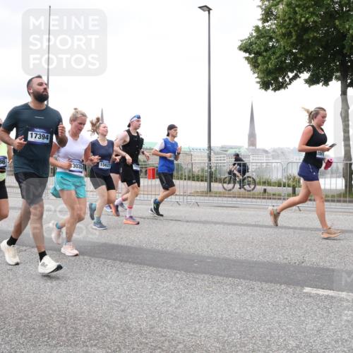 29.06.2025 - hella hamburg halbmarathon Lena Gebhardt http://msf.ph/oto/8275315 29.06.2025 10:54:38 Lombardsbrücke 7986, 17394, 3035, 15627, 1567, 1198, 1762, 1822, 1949, 2084, 2244, 2532, 2566, 2586, 2632, 3002, 3364, 3761, 3795, 3857, 4191, 4192, 4720, 4971, 5157, 5185, 5216, 5309, 5500, 5514, 5727, 5817, 5882, 5933, 5993, 6023, 6279, 6982, 6987, 7498, 7670, 7874, 7946, 7986, 8012, 8186, 8801, 8803, 8867, 9130, 9521, 10207, 10331, 10471, 11033, 11226, 11287, 11354, 11567, 11569, 11785, 12240, 12268, 12270, 12930, 13272, 13283, 13944, 13945 meine-sportfotos.de