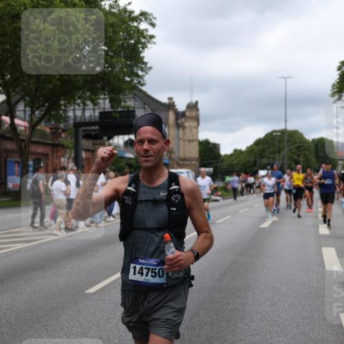 29.06.2025 - hella hamburg halbmarathon Yannick Fuchs http://msf.ph/oto/8275364 29.06.2025 10:49:23 20KM 1120, 1143, 1179, 1834, 2252, 2448, 2612, 3037, 3256, 4249, 4616, 4897, 5021, 5643, 6924, 7147, 7221, 7594, 7976, 8573, 8618, 8691, 10044, 10188, 10582, 11231, 12248, 12483, 12544, 12545, 13234, 13236, 13470, 14365, 14750, 14909, 15300, 15484, 15584, 15818, 15884, 15896, 16108, 16110, 16176, 16213, 16334, 16521, 16609, 17133, 17259, 17603, 17640, 17642, 17734, 17940, 18064, 18190, 18290, 19047 meine-sportfotos.de