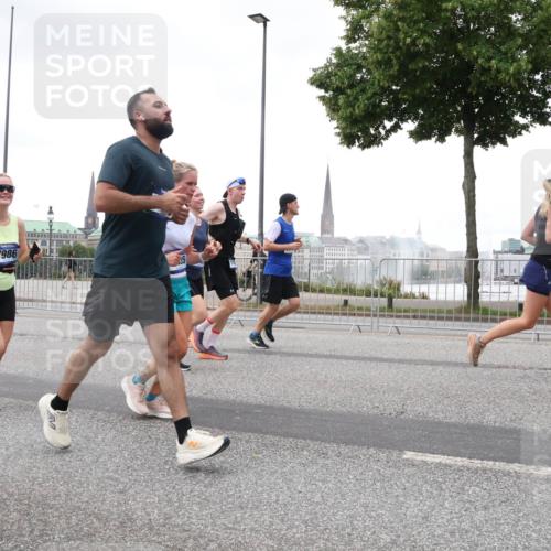 29.06.2025 - hella hamburg halbmarathon Lena Gebhardt http://msf.ph/oto/8275411 29.06.2025 10:54:39 Lombardsbrücke 7986, 1198, 1762, 1822, 1949, 2084, 2244, 2532, 2566, 2586, 2632, 3002, 3364, 3761, 3795, 3857, 4191, 4192, 4720, 4971, 5157, 5185, 5216, 5309, 5392, 5500, 5514, 5727, 5817, 5882, 5933, 5993, 6023, 6279, 6839, 6982, 6987, 7498, 7670, 7874, 7946, 7986, 8012, 8186, 8801, 8803, 9130, 9521, 9596, 10207, 10331, 10471, 11033, 11226, 11287, 11354, 11567, 11569, 11785, 12240, 12268, 12270, 12930, 13272, 13283, 13944, 13945 meine-sportfotos.de