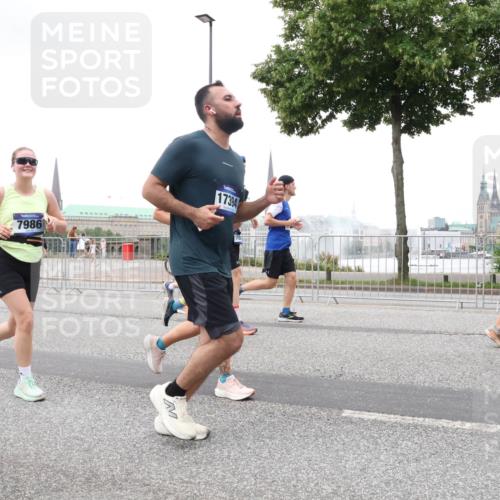 29.06.2025 - hella hamburg halbmarathon Lena Gebhardt http://msf.ph/oto/8275443 29.06.2025 10:54:39 Lombardsbrücke 7986, 17394, 1198, 1762, 1822, 1949, 2084, 2244, 2532, 2566, 2586, 2632, 3002, 3364, 3761, 3795, 3857, 4191, 4192, 4720, 4971, 5157, 5185, 5216, 5309, 5392, 5500, 5514, 5727, 5817, 5882, 5933, 5993, 6023, 6279, 6839, 6982, 6987, 7498, 7670, 7874, 7946, 7986, 8012, 8186, 8801, 8803, 9130, 9521, 9596, 10207, 10331, 10471, 11033, 11226, 11287, 11354, 11567, 11569, 11785, 12240, 12268, 12270, 12930, 13272, 13283, 13944, 13945 meine-sportfotos.de