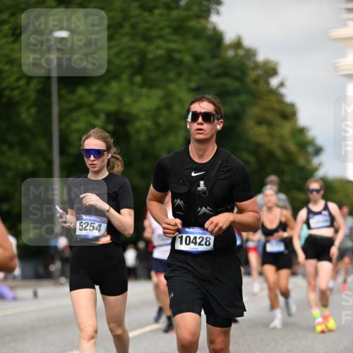 29.06.2025 - hella hamburg halbmarathon Dr. Thomas Lammeyer http://msf.ph/oto/8275491 29.06.2025 10:15:34 Kennedybrücke 1166, 1866, 1992, 2661, 4227, 5254, 5379, 5990, 5991, 7571, 8368, 9169, 9191, 10042, 10372, 10428, 11321 meine-sportfotos.de