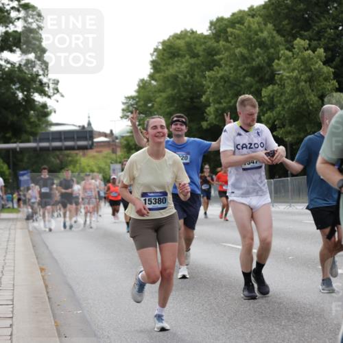 29.06.2025 - hella hamburg halbmarathon Jannik Wohlers http://msf.ph/oto/8275507 29.06.2025 10:34:23 Lombardsbrücke 1025, 2355, 3130, 3420, 4884, 5453, 6310, 6335, 6379, 6843, 7020, 7299, 7386, 7733, 8369, 8793, 9122, 9164, 9448, 9514, 10335, 10674, 11122, 11245, 11646, 12019, 12164, 12236, 12382, 12764, 13311, 13416, 13471, 13473, 14273, 14527, 15310, 15380, 15477, 15984, 16311, 16471, 17412, 18892 meine-sportfotos.de