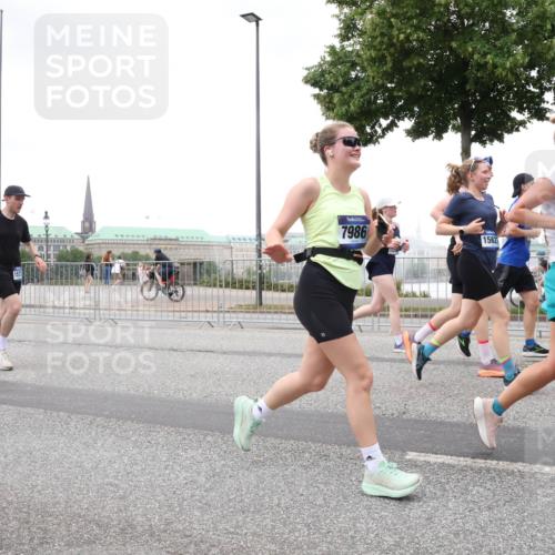 29.06.2025 - hella hamburg halbmarathon Lena Gebhardt http://msf.ph/oto/8275593 29.06.2025 10:54:40 Lombardsbrücke 7986, 15621, 1198, 1762, 1822, 1949, 2084, 2244, 2532, 2566, 2586, 2632, 3002, 3364, 3761, 3795, 3857, 4191, 4192, 4720, 4971, 5157, 5185, 5216, 5309, 5392, 5500, 5514, 5727, 5817, 5882, 5933, 5993, 6023, 6279, 6839, 6982, 6987, 7498, 7670, 7874, 7946, 7986, 8012, 8186, 8801, 8803, 9130, 9521, 9596, 10207, 10331, 10471, 11033, 11226, 11287, 11354, 11567, 11569, 11785, 12240, 12268, 12270, 12930, 13272, 13283, 13944, 13945 meine-sportfotos.de