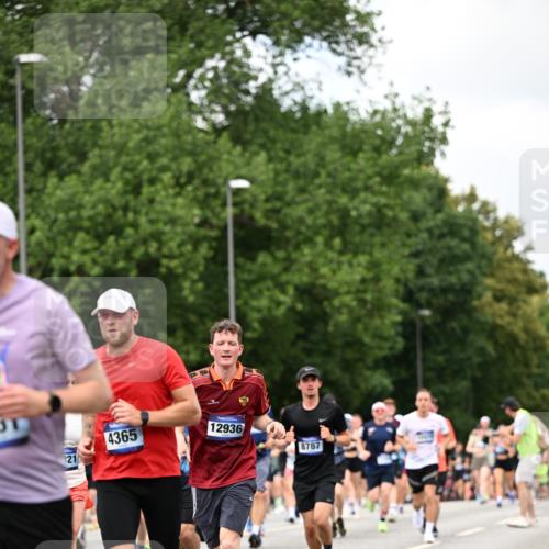 29.06.2025 - hella hamburg halbmarathon Dr. Thomas Lammeyer http://msf.ph/oto/8275606 29.06.2025 10:36:22 Kennedybrücke 1292, 1640, 1987, 2349, 2943, 3022, 3239, 3365, 3707, 3751, 3752, 3778, 4314, 4365, 4605, 4857, 4924, 5601, 5658, 5743, 5783, 5941, 6218, 6228, 6252, 6312, 6315, 7239, 7344, 7468, 7535, 7570, 7695, 8072, 8073, 8124, 8127, 8303, 8625, 9125, 9206, 9604, 10013, 10111, 10248, 10354, 10828, 10924, 11168, 11205, 11225, 11248, 11362 meine-sportfotos.de