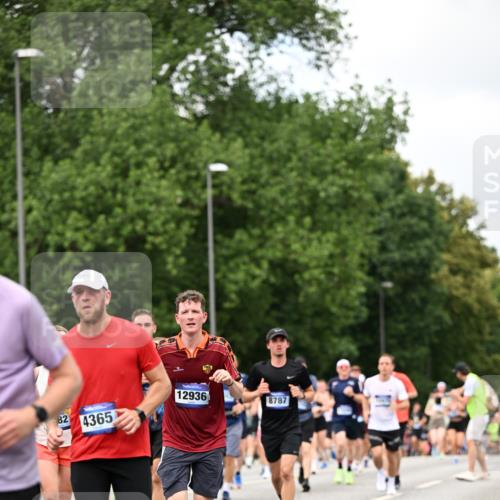 29.06.2025 - hella hamburg halbmarathon Dr. Thomas Lammeyer http://msf.ph/oto/8275632 29.06.2025 10:36:22 Kennedybrücke 1292, 1640, 1987, 2349, 2943, 3022, 3239, 3365, 3707, 3751, 3752, 3778, 4314, 4365, 4605, 4857, 4924, 5601, 5658, 5743, 5783, 5941, 6218, 6228, 6252, 6312, 6315, 7239, 7344, 7468, 7535, 7570, 7695, 8072, 8073, 8124, 8127, 8303, 8625, 9125, 9206, 9604, 10013, 10111, 10248, 10354, 10828, 10924, 11168, 11205, 11225, 11248, 11362 meine-sportfotos.de