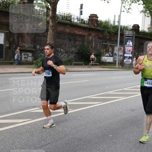 29.06.2025 - hella hamburg halbmarathon Yannick Fuchs http://msf.ph/oto/8275639 29.06.2025 10:37:14 20KM 1353, 1675, 1700, 1735, 2233, 4235, 5011, 5124, 5436, 5477, 7035, 7448, 7734, 7765, 7865, 9364, 9371, 9534, 9833, 10216, 10469, 11907, 12839, 13446, 14226, 14447, 14560, 14813, 15095, 15175, 15255, 15297, 15301, 15328, 15535, 15851, 16295, 16333, 16660, 16677, 17000, 17177, 17733, 17911, 18004, 18275, 18304, 18559, 18632, 18659, 18680, 18987 meine-sportfotos.de