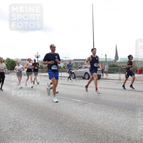 29.06.2025 - hella hamburg halbmarathon Lena Gebhardt http://msf.ph/oto/8275647 29.06.2025 10:35:01 Lombardsbrücke 00, 1382, 15984, 1025, 1284, 1497, 1717, 1849, 2355, 2376, 2751, 3130, 3409, 3420, 3828, 4564, 4884, 5027, 5453, 5531, 6034, 6189, 6310, 6335, 6379, 6397, 6471, 6803, 6843, 7020, 7267, 7299, 7386, 7733, 7927, 8369, 8793, 9122, 9164, 9248, 9448, 9514, 10335, 10358, 10464, 10606, 10674, 11122, 11233, 11245, 11320, 11359, 11565, 11646, 11886, 12019, 12062, 12164, 12236, 12382, 12764, 15477, 16238, 16311, 16390 meine-sportfotos.de