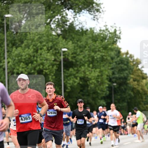 29.06.2025 - hella hamburg halbmarathon Dr. Thomas Lammeyer http://msf.ph/oto/8275676 29.06.2025 10:36:22 Kennedybrücke 1292, 1640, 1987, 2349, 2943, 3022, 3239, 3365, 3707, 3751, 3752, 3778, 4314, 4365, 4605, 4857, 4924, 5601, 5658, 5743, 5783, 5941, 6218, 6228, 6252, 6312, 6315, 7239, 7344, 7468, 7535, 7570, 7695, 8072, 8073, 8124, 8127, 8303, 8625, 9125, 9206, 9604, 10013, 10111, 10248, 10354, 10828, 10924, 11168, 11205, 11225, 11248, 11362 meine-sportfotos.de