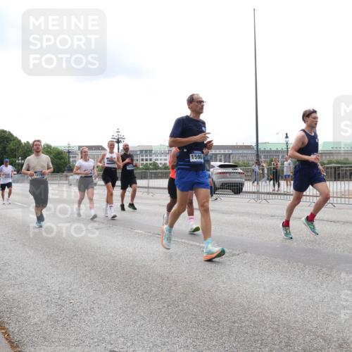 29.06.2025 - hella hamburg halbmarathon Lena Gebhardt http://msf.ph/oto/8275683 29.06.2025 10:35:01 Lombardsbrücke 1276, 1598, 1025, 1284, 1497, 1717, 1849, 2355, 2376, 2751, 3130, 3409, 3420, 3828, 4564, 4884, 5027, 5453, 5531, 6034, 6189, 6310, 6335, 6379, 6397, 6471, 6803, 6843, 7020, 7267, 7299, 7386, 7733, 7927, 8369, 8793, 9122, 9164, 9248, 9448, 9514, 10335, 10358, 10464, 10606, 10674, 11122, 11233, 11245, 11320, 11359, 11565, 11646, 11886, 12019, 12062, 12164, 12236, 12382, 12764, 15477, 16238, 16311, 16390 meine-sportfotos.de