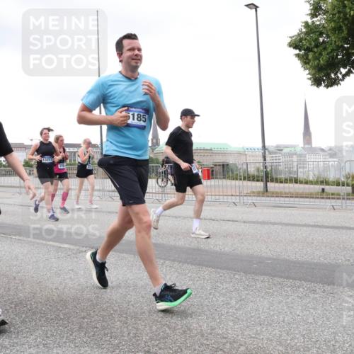 29.06.2025 - hella hamburg halbmarathon Lena Gebhardt http://msf.ph/oto/8275752 29.06.2025 10:54:40 Lombardsbrücke 5216, 1949, 13257, 5185, 1198, 1762, 1822, 1949, 2084, 2244, 2532, 2566, 2586, 2632, 3002, 3364, 3761, 3795, 3857, 4191, 4192, 4720, 4971, 5157, 5185, 5216, 5309, 5392, 5500, 5514, 5727, 5817, 5882, 5933, 5993, 6023, 6279, 6839, 6982, 6987, 7498, 7670, 7874, 7946, 7986, 8012, 8186, 8801, 8803, 9130, 9521, 9596, 10207, 10331, 10471, 11033, 11226, 11287, 11354, 11567, 11569, 11785, 12240, 12268, 12270, 12930, 13272, 13283, 13944, 13945 meine-sportfotos.de