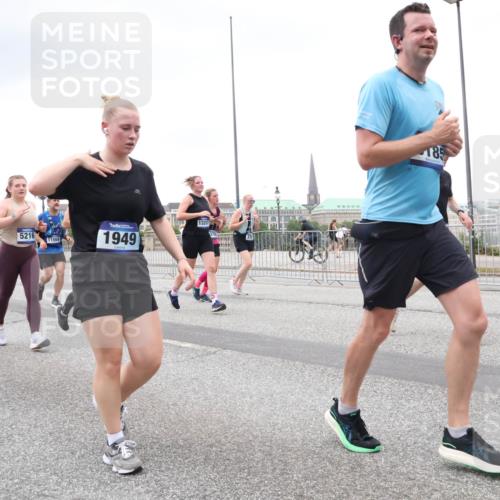 29.06.2025 - hella hamburg halbmarathon Lena Gebhardt http://msf.ph/oto/8275805 29.06.2025 10:54:40 Lombardsbrücke 371, 1762, 5216, 11569, 1949, 13257, 185, 1198, 1762, 1822, 1949, 2084, 2244, 2532, 2566, 2586, 2632, 3002, 3364, 3761, 3795, 3857, 4191, 4192, 4720, 4971, 5157, 5185, 5216, 5309, 5392, 5500, 5514, 5727, 5817, 5882, 5933, 5993, 6023, 6279, 6839, 6982, 6987, 7498, 7670, 7874, 7946, 7986, 8012, 8186, 8801, 8803, 9130, 9521, 9596, 10207, 10331, 10471, 11033, 11226, 11287, 11354, 11567, 11569, 11785, 12240, 12268, 12270, 12930, 13272, 13283, 13944, 13945 meine-sportfotos.de