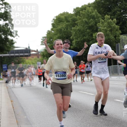 29.06.2025 - hella hamburg halbmarathon Jannik Wohlers http://msf.ph/oto/8275809 29.06.2025 10:34:24 Lombardsbrücke 1025, 2355, 3130, 3420, 4884, 5453, 6310, 6335, 6379, 6843, 7020, 7299, 7386, 7733, 8369, 8793, 9122, 9164, 9248, 9448, 9514, 10335, 10464, 10606, 10674, 11122, 11245, 11646, 12019, 12164, 12236, 12382, 12764, 13311, 13416, 13471, 13473, 14273, 14527, 15310, 15380, 15477, 15984, 16311, 16471, 17412, 18892 meine-sportfotos.de