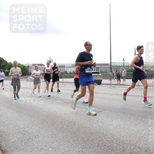 29.06.2025 - hella hamburg halbmarathon Lena Gebhardt http://msf.ph/oto/8275838 29.06.2025 10:35:01 Lombardsbrücke 1540, 1598, 488, 1025, 1284, 1497, 1717, 1849, 2355, 2376, 2751, 3130, 3409, 3420, 3828, 4564, 4884, 5027, 5453, 5531, 6034, 6189, 6310, 6335, 6379, 6397, 6471, 6803, 6843, 7020, 7267, 7299, 7386, 7733, 7927, 8369, 8793, 9122, 9164, 9248, 9448, 9514, 10335, 10358, 10464, 10606, 10674, 11122, 11233, 11245, 11320, 11359, 11565, 11646, 11886, 12019, 12062, 12164, 12236, 12382, 12764, 15477, 16238, 16311, 16390 meine-sportfotos.de