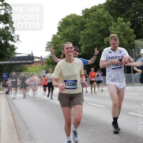 29.06.2025 - hella hamburg halbmarathon Jannik Wohlers http://msf.ph/oto/8275867 29.06.2025 10:34:24 Lombardsbrücke 1025, 2355, 3130, 3420, 4884, 5453, 6310, 6335, 6379, 6843, 7020, 7299, 7386, 7733, 8369, 8793, 9122, 9164, 9248, 9448, 9514, 10335, 10464, 10606, 10674, 11122, 11245, 11646, 12019, 12164, 12236, 12382, 12764, 13311, 13416, 13471, 13473, 14273, 14527, 15310, 15380, 15477, 15984, 16311, 16471, 17412, 18892 meine-sportfotos.de