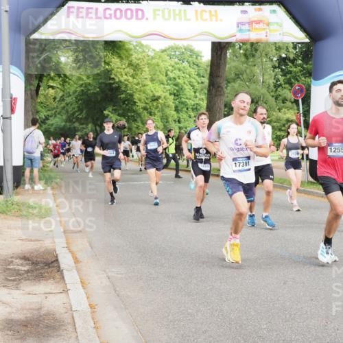 29.06.2025 - hella hamburg halbmarathon MichiJ http://msf.ph/oto/8275872 29.06.2025 10:31:39 Zwischen KM18-KM19 3928, 4318, 4425, 8664, 10493, 12153, 12554, 12623, 14226, 15383, 15706, 15851, 16338, 17391, 18689 meine-sportfotos.de