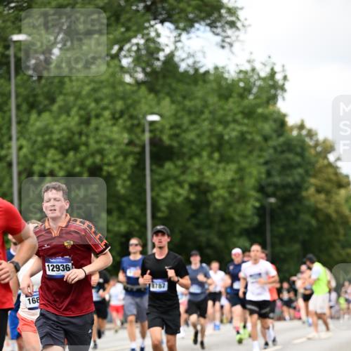 29.06.2025 - hella hamburg halbmarathon Dr. Thomas Lammeyer http://msf.ph/oto/8275946 29.06.2025 10:36:23 Kennedybrücke 1292, 1640, 1987, 2349, 2943, 3022, 3239, 3365, 3707, 3751, 3752, 3778, 4314, 4365, 4605, 4857, 4924, 5601, 5658, 5743, 5783, 5941, 6218, 6228, 6252, 6312, 6315, 7239, 7344, 7468, 7535, 7570, 7695, 8072, 8073, 8124, 8127, 8303, 8625, 9125, 9206, 9604, 10013, 10111, 10248, 10354, 10828, 10924, 11168, 11205, 11225, 11248, 11362 meine-sportfotos.de