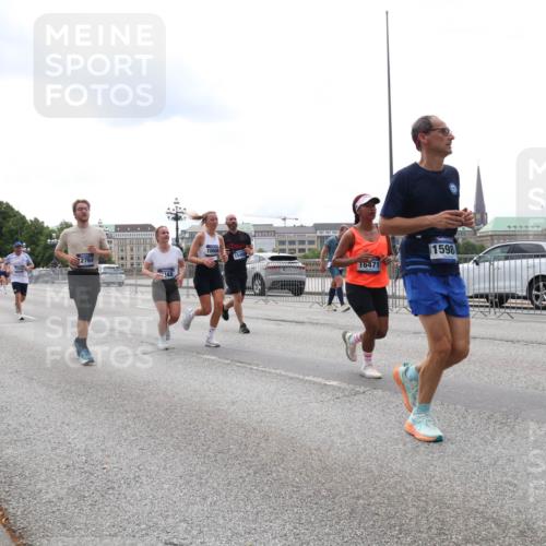 29.06.2025 - hella hamburg halbmarathon Lena Gebhardt http://msf.ph/oto/8276041 29.06.2025 10:35:02 Lombardsbrücke 10606, 2764, 16471, 1598, 1025, 1284, 1497, 1717, 1849, 2355, 2376, 2751, 3130, 3409, 3420, 3828, 3958, 4564, 4884, 5027, 5453, 5531, 6029, 6034, 6189, 6310, 6335, 6379, 6397, 6471, 6803, 6843, 7020, 7267, 7299, 7386, 7733, 7927, 8369, 8793, 9122, 9164, 9248, 9448, 9514, 10335, 10358, 10464, 10531, 10606, 10674, 11122, 11233, 11245, 11320, 11359, 11565, 11646, 11886, 12019, 12062, 12164, 12236, 12382, 12764, 15477, 16311, 16390 meine-sportfotos.de