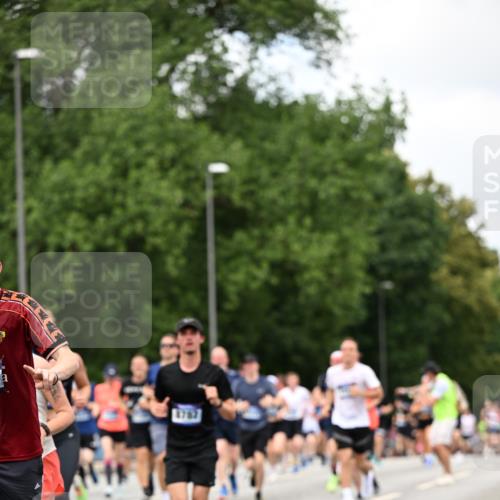 29.06.2025 - hella hamburg halbmarathon Dr. Thomas Lammeyer http://msf.ph/oto/8276048 29.06.2025 10:36:24 Kennedybrücke 1292, 1640, 1987, 2349, 2943, 3022, 3239, 3365, 3707, 3751, 3752, 3778, 4314, 4365, 4605, 4857, 4924, 5601, 5658, 5743, 5783, 5941, 6218, 6228, 6252, 6312, 6315, 7239, 7344, 7468, 7535, 7570, 7695, 8072, 8073, 8124, 8127, 8303, 8625, 9125, 9206, 9604, 10013, 10111, 10248, 10354, 10828, 10924, 11168, 11205, 11225, 11248, 11362 meine-sportfotos.de