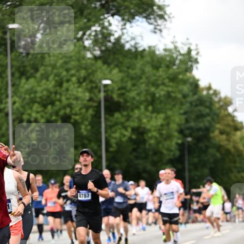 29.06.2025 - hella hamburg halbmarathon Dr. Thomas Lammeyer http://msf.ph/oto/8276063 29.06.2025 10:36:24 Kennedybrücke 1292, 1640, 1987, 2349, 2943, 3022, 3239, 3365, 3707, 3751, 3752, 3778, 4314, 4365, 4605, 4857, 4924, 5601, 5658, 5743, 5783, 5941, 6218, 6228, 6252, 6312, 6315, 7239, 7344, 7468, 7535, 7570, 7695, 8072, 8073, 8124, 8127, 8303, 8625, 9125, 9206, 9604, 10013, 10111, 10248, 10354, 10828, 10924, 11168, 11205, 11225, 11248, 11362 meine-sportfotos.de