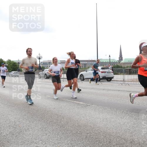 29.06.2025 - hella hamburg halbmarathon Lena Gebhardt http://msf.ph/oto/8276107 29.06.2025 10:35:02 Lombardsbrücke 2764, 5471, 248, 1025, 1284, 1497, 1717, 1849, 2355, 2376, 2751, 3130, 3409, 3420, 3828, 3958, 4564, 4884, 5027, 5453, 5531, 6029, 6034, 6189, 6310, 6335, 6379, 6397, 6471, 6803, 6843, 7020, 7267, 7299, 7386, 7733, 7927, 8369, 8793, 9122, 9164, 9248, 9448, 9514, 10335, 10358, 10464, 10531, 10606, 10674, 11122, 11233, 11245, 11320, 11359, 11565, 11646, 11886, 12019, 12062, 12164, 12236, 12382, 12764, 15477, 16311, 16390 meine-sportfotos.de
