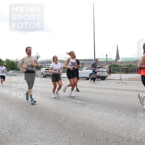 29.06.2025 - hella hamburg halbmarathon Lena Gebhardt http://msf.ph/oto/8276179 29.06.2025 10:35:02 Lombardsbrücke 10606, 12764, 16471, 1025, 1284, 1497, 1717, 1849, 2355, 2376, 2751, 3130, 3409, 3420, 3828, 3958, 4564, 4884, 5027, 5453, 5531, 6029, 6034, 6189, 6310, 6335, 6379, 6397, 6471, 6803, 6843, 7020, 7267, 7299, 7386, 7733, 7927, 8369, 8793, 9122, 9164, 9248, 9448, 9514, 10335, 10358, 10464, 10531, 10606, 10674, 11122, 11233, 11245, 11320, 11359, 11565, 11646, 11886, 12019, 12062, 12164, 12236, 12382, 12764, 15477, 16311, 16390 meine-sportfotos.de