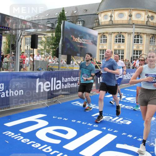 29.06.2025 - hella hamburg halbmarathon Michael Strokosch http://msf.ph/oto/8276198 29.06.2025 10:53:53 Ziel 1422, 1706, 1870, 5607, 6260, 6877, 7177, 7395, 8285, 8335, 9922, 10529, 10891, 12413, 14026, 15502, 16538, 17740, 18249, 18418, 18487, 18759, 18831, 18915, 19177 meine-sportfotos.de