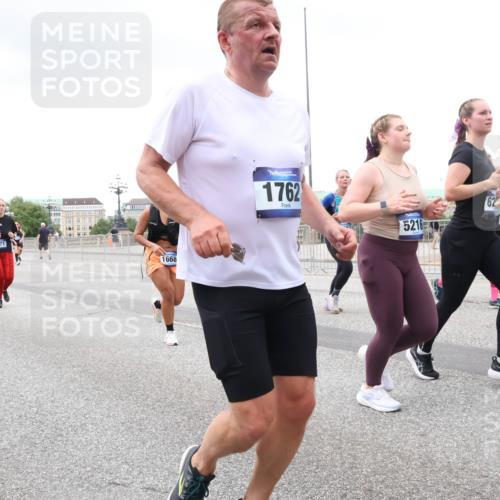 29.06.2025 - hella hamburg halbmarathon Lena Gebhardt http://msf.ph/oto/8276216 29.06.2025 10:54:42 Lombardsbrücke 14386, 4971, 1668, 1762, 5216, 62, 13257, 1198, 1762, 1822, 1949, 2084, 2244, 2532, 2566, 2586, 2632, 3002, 3364, 3761, 3795, 3857, 4191, 4192, 4720, 4971, 5157, 5185, 5216, 5309, 5392, 5500, 5514, 5727, 5882, 5933, 5993, 6023, 6279, 6839, 6982, 7498, 7670, 7874, 7946, 7986, 8012, 8186, 8801, 8803, 9130, 9521, 9596, 10109, 10331, 10471, 11033, 11226, 11287, 11354, 11567, 11569, 12240, 12268, 12270, 12930, 13272, 13283, 13944, 13945, 13979, 13980 meine-sportfotos.de