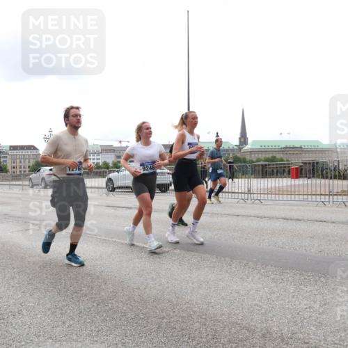 29.06.2025 - hella hamburg halbmarathon Lena Gebhardt http://msf.ph/oto/8276236 29.06.2025 10:35:03 Lombardsbrücke 9248, 1025, 1284, 1497, 1717, 1849, 2198, 2355, 2376, 2751, 3130, 3409, 3420, 3828, 3958, 4564, 4884, 5027, 5453, 5531, 6029, 6189, 6310, 6335, 6379, 6397, 6471, 6803, 6843, 7020, 7267, 7299, 7386, 7733, 7927, 8296, 8369, 8793, 9122, 9164, 9248, 9448, 9514, 10335, 10358, 10464, 10531, 10606, 10674, 11122, 11233, 11245, 11320, 11359, 11565, 11646, 11886, 12019, 12062, 12164, 12236, 12382, 12764, 15477, 16311 meine-sportfotos.de