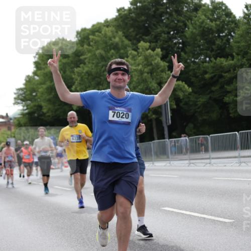 29.06.2025 - hella hamburg halbmarathon Jannik Wohlers http://msf.ph/oto/8276269 29.06.2025 10:34:25 Lombardsbrücke 1025, 2355, 3130, 3420, 4884, 5453, 6310, 6335, 6379, 6843, 7020, 7299, 7386, 8369, 8793, 9122, 9164, 9248, 9448, 9514, 10335, 10464, 10606, 11122, 11245, 11646, 12019, 12164, 12236, 12382, 12555, 12764, 13311, 13416, 13471, 13473, 14273, 14527, 15310, 15380, 15477, 15984, 16311, 16471, 17412, 18892 meine-sportfotos.de