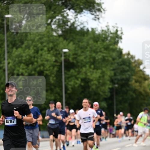 29.06.2025 - hella hamburg halbmarathon Dr. Thomas Lammeyer http://msf.ph/oto/8276271 29.06.2025 10:36:26 Kennedybrücke 1292, 1640, 1987, 2349, 2943, 3022, 3239, 3365, 3707, 3751, 3752, 3778, 4314, 4365, 4605, 4857, 4924, 5601, 5658, 5743, 5783, 5871, 5941, 6218, 6228, 6252, 6312, 6315, 6642, 7239, 7344, 7468, 7535, 7570, 7695, 8072, 8073, 8124, 8127, 8303, 8625, 9125, 9206, 9604, 10013, 10111, 10248, 10354, 10828, 10924, 11168, 11205, 11225, 11248, 11362 meine-sportfotos.de