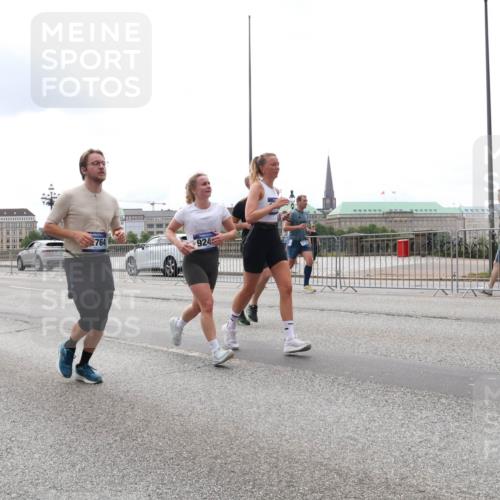 29.06.2025 - hella hamburg halbmarathon Lena Gebhardt http://msf.ph/oto/8276301 29.06.2025 10:35:03 Lombardsbrücke 2764, 924, 1025, 1284, 1497, 1717, 1849, 2198, 2355, 2376, 2751, 3130, 3409, 3420, 3828, 3958, 4564, 4884, 5027, 5453, 5531, 6029, 6189, 6310, 6335, 6379, 6397, 6471, 6803, 6843, 7020, 7267, 7299, 7386, 7733, 7927, 8296, 8369, 8793, 9122, 9164, 9248, 9448, 9514, 10335, 10358, 10464, 10531, 10606, 10674, 11122, 11233, 11245, 11320, 11359, 11565, 11646, 11886, 12019, 12062, 12164, 12236, 12382, 12764, 15477, 16311 meine-sportfotos.de