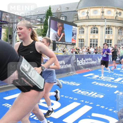 29.06.2025 - hella hamburg halbmarathon Michael Strokosch http://msf.ph/oto/8276329 29.06.2025 10:53:55 Ziel 1422, 1706, 1870, 5607, 6260, 7177, 7395, 7973, 9922, 10529, 10891, 12413, 14026, 14175, 15502, 16477, 16538, 17740, 18249, 18418, 18487, 18759, 18831, 18879, 18915, 19177 meine-sportfotos.de