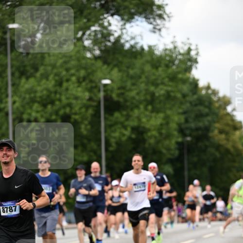 29.06.2025 - hella hamburg halbmarathon Dr. Thomas Lammeyer http://msf.ph/oto/8276348 29.06.2025 10:36:26 Kennedybrücke 1292, 1640, 1987, 2349, 2943, 3022, 3239, 3365, 3707, 3751, 3752, 3778, 4314, 4365, 4605, 4857, 4924, 5601, 5658, 5743, 5783, 5871, 5941, 6218, 6228, 6252, 6312, 6315, 6642, 7239, 7344, 7468, 7535, 7570, 7695, 8072, 8073, 8124, 8127, 8303, 8625, 9125, 9206, 9604, 10013, 10111, 10248, 10354, 10828, 10924, 11168, 11205, 11225, 11248, 11362 meine-sportfotos.de