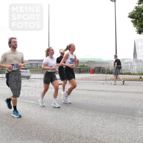 29.06.2025 - hella hamburg halbmarathon Lena Gebhardt http://msf.ph/oto/8276388 29.06.2025 10:35:03 Lombardsbrücke 27, 10606, 1025, 1284, 1497, 1717, 1849, 2198, 2355, 2376, 2751, 3130, 3409, 3420, 3828, 3958, 4564, 4884, 5027, 5453, 5531, 6029, 6189, 6310, 6335, 6379, 6397, 6471, 6803, 6843, 7020, 7267, 7299, 7386, 7733, 7927, 8296, 8369, 8793, 9122, 9164, 9248, 9448, 9514, 10335, 10358, 10464, 10531, 10606, 10674, 11122, 11233, 11245, 11320, 11359, 11565, 11646, 11886, 12019, 12062, 12164, 12236, 12382, 12764, 15477, 16311 meine-sportfotos.de