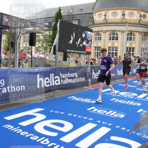 29.06.2025 - hella hamburg halbmarathon Michael Strokosch http://msf.ph/oto/8276399 29.06.2025 10:53:56 Ziel 1422, 1706, 1870, 6260, 6481, 7395, 7918, 7973, 9922, 10529, 10891, 12413, 13032, 14026, 14175, 15502, 16477, 16538, 17740, 18249, 18418, 18487, 18759, 18831, 18879, 18915, 19177 meine-sportfotos.de