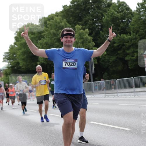 29.06.2025 - hella hamburg halbmarathon Jannik Wohlers http://msf.ph/oto/8276400 29.06.2025 10:34:26 Lombardsbrücke 2355, 3130, 3420, 4884, 5453, 6310, 6335, 6379, 6397, 6843, 7020, 7299, 8369, 8793, 9122, 9164, 9248, 9448, 9514, 10335, 10464, 10606, 11122, 11245, 11646, 12019, 12164, 12236, 12382, 12555, 12764, 13311, 13416, 13471, 13473, 14273, 14527, 15310, 15380, 15477, 15488, 15984, 16471, 17412, 18892 meine-sportfotos.de