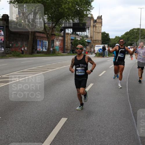 29.06.2025 - hella hamburg halbmarathon Yannick Fuchs http://msf.ph/oto/8276402 29.06.2025 10:37:16 20KM 1353, 1675, 1700, 1735, 2233, 2653, 4235, 5011, 5124, 5477, 7035, 7448, 7734, 7865, 9364, 9371, 9534, 9833, 10216, 10469, 11907, 12839, 14226, 14447, 14560, 14813, 15095, 15255, 15297, 15301, 15328, 15535, 15851, 16295, 16333, 16677, 17000, 17177, 17733, 17911, 18004, 18275, 18304, 18559, 18632, 18659, 18680, 18987 meine-sportfotos.de