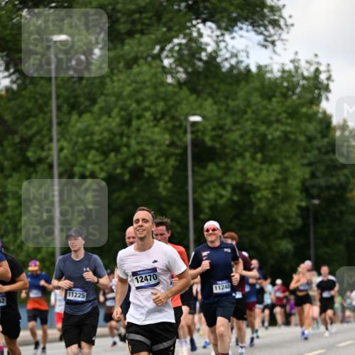 29.06.2025 - hella hamburg halbmarathon Dr. Thomas Lammeyer http://msf.ph/oto/8276407 29.06.2025 10:36:28 Kennedybrücke 1292, 1640, 1987, 2268, 2349, 2943, 3022, 3239, 3365, 3707, 3751, 3752, 3778, 4314, 4365, 4605, 4857, 5601, 5658, 5743, 5783, 5871, 5941, 6218, 6228, 6252, 6312, 6315, 6642, 7239, 7344, 7387, 7468, 7535, 7570, 7695, 8072, 8073, 8124, 8127, 8303, 8625, 9125, 9188, 9206, 10013, 10111, 10248, 10354, 10828, 10924, 11168, 11205, 11225, 11248, 11362 meine-sportfotos.de
