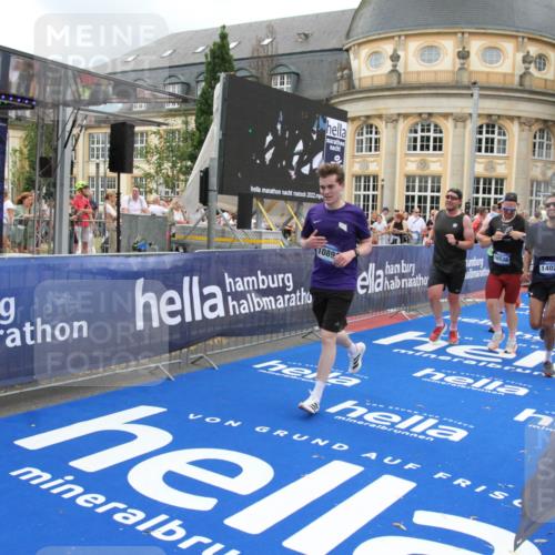 29.06.2025 - hella hamburg halbmarathon Michael Strokosch http://msf.ph/oto/8276455 29.06.2025 10:53:56 Ziel 1422, 1706, 1870, 6260, 6481, 7395, 7918, 7973, 9922, 10529, 10891, 12413, 13032, 14026, 14175, 15502, 16477, 16538, 17740, 18249, 18418, 18487, 18759, 18831, 18879, 18915, 19177 meine-sportfotos.de