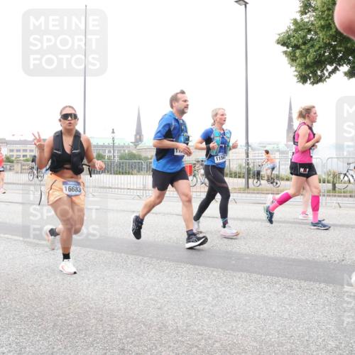 29.06.2025 - hella hamburg halbmarathon Lena Gebhardt http://msf.ph/oto/8276488 29.06.2025 10:54:42 Lombardsbrücke 16683, 11567, 1198, 1762, 1822, 1949, 2084, 2244, 2532, 2566, 2586, 2632, 3002, 3364, 3761, 3795, 3857, 4191, 4192, 4720, 4971, 5157, 5185, 5216, 5309, 5392, 5500, 5514, 5727, 5882, 5933, 5993, 6023, 6279, 6839, 6982, 7498, 7670, 7874, 7946, 7986, 8012, 8186, 8801, 8803, 9130, 9521, 9596, 10109, 10331, 10471, 11033, 11226, 11287, 11354, 11567, 11569, 12240, 12268, 12270, 12930, 13272, 13283, 13944, 13945, 13979, 13980 meine-sportfotos.de
