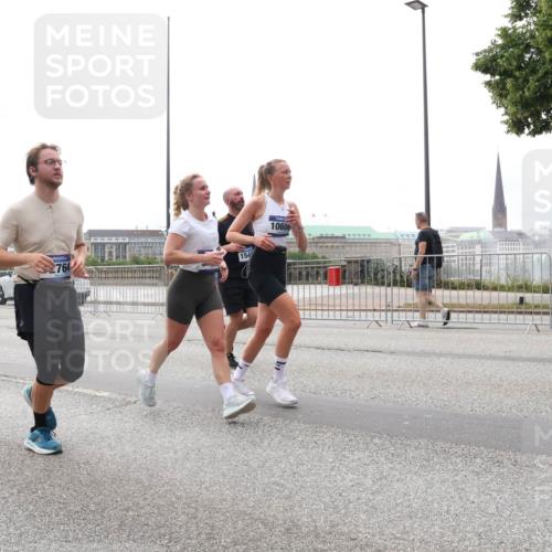 29.06.2025 - hella hamburg halbmarathon Lena Gebhardt http://msf.ph/oto/8276508 29.06.2025 10:35:03 Lombardsbrücke 764, 154, 10606, 1025, 1284, 1497, 1717, 1849, 2198, 2355, 2376, 2751, 3130, 3409, 3420, 3828, 3958, 4564, 4884, 5027, 5453, 5531, 6029, 6189, 6310, 6335, 6379, 6397, 6471, 6803, 6843, 7020, 7267, 7299, 7386, 7733, 7927, 8296, 8369, 8793, 9122, 9164, 9248, 9448, 9514, 10335, 10358, 10464, 10531, 10606, 10674, 11122, 11233, 11245, 11320, 11359, 11565, 11646, 11886, 12019, 12062, 12164, 12236, 12382, 12764, 15477, 16311 meine-sportfotos.de