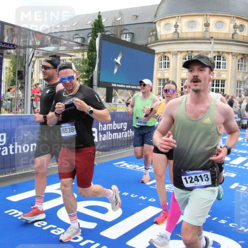 29.06.2025 - hella hamburg halbmarathon Michael Strokosch http://msf.ph/oto/8276640 29.06.2025 10:53:58 Ziel 1706, 1870, 2432, 6374, 6481, 7395, 7918, 7973, 8394, 10891, 11789, 12413, 13032, 13869, 14026, 14175, 16477, 16538, 18418, 18831, 18879, 18915, 19177 meine-sportfotos.de