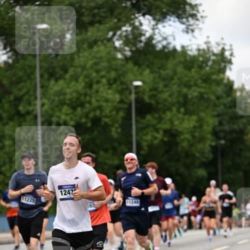 29.06.2025 - hella hamburg halbmarathon Dr. Thomas Lammeyer http://msf.ph/oto/8276743 29.06.2025 10:36:28 Kennedybrücke 1292, 1640, 1987, 2268, 2349, 2943, 3022, 3239, 3365, 3707, 3751, 3752, 3778, 4314, 4365, 4605, 4857, 5601, 5658, 5743, 5783, 5871, 5941, 6218, 6228, 6252, 6312, 6315, 6642, 7239, 7344, 7387, 7468, 7535, 7570, 7695, 8072, 8073, 8124, 8127, 8303, 8625, 9125, 9188, 9206, 10013, 10111, 10248, 10354, 10828, 10924, 11168, 11205, 11225, 11248, 11362 meine-sportfotos.de