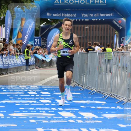 29.06.2025 - hella hamburg halbmarathon Strokosch-Dieckow http://msf.ph/oto/8276804 29.06.2025 10:23:07 Ziel 4128, 7862, 18930 meine-sportfotos.de