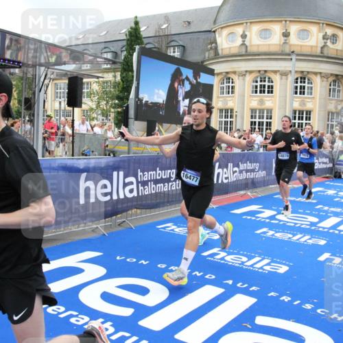 29.06.2025 - hella hamburg halbmarathon Michael Strokosch http://msf.ph/oto/8276833 29.06.2025 10:54:00 Ziel 1151, 1706, 1815, 1870, 2432, 3096, 6356, 6374, 6481, 7395, 7918, 7973, 8394, 11789, 12413, 13032, 13869, 14175, 16477, 16538, 18308, 18418, 18831, 18879, 18915, 19177 meine-sportfotos.de