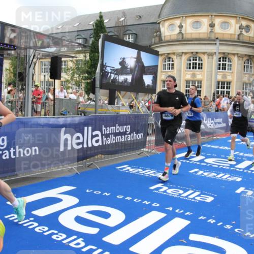 29.06.2025 - hella hamburg halbmarathon Michael Strokosch http://msf.ph/oto/8276895 29.06.2025 10:54:01 Ziel 1151, 1815, 2432, 3096, 6356, 6374, 6481, 7395, 7918, 7973, 8394, 11789, 13032, 13869, 14175, 16477, 17348, 18308, 18831, 18879 meine-sportfotos.de